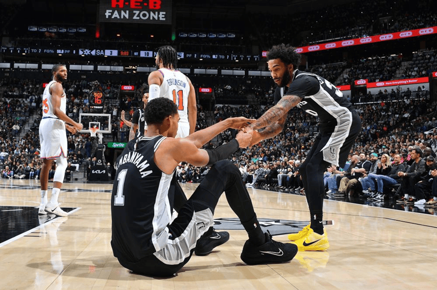 包含转折点圣安东尼奥马刺篮板制胜；NBA常规赛转会期攻防权衡；更衣室稳定；资深球员宣示担当的词条