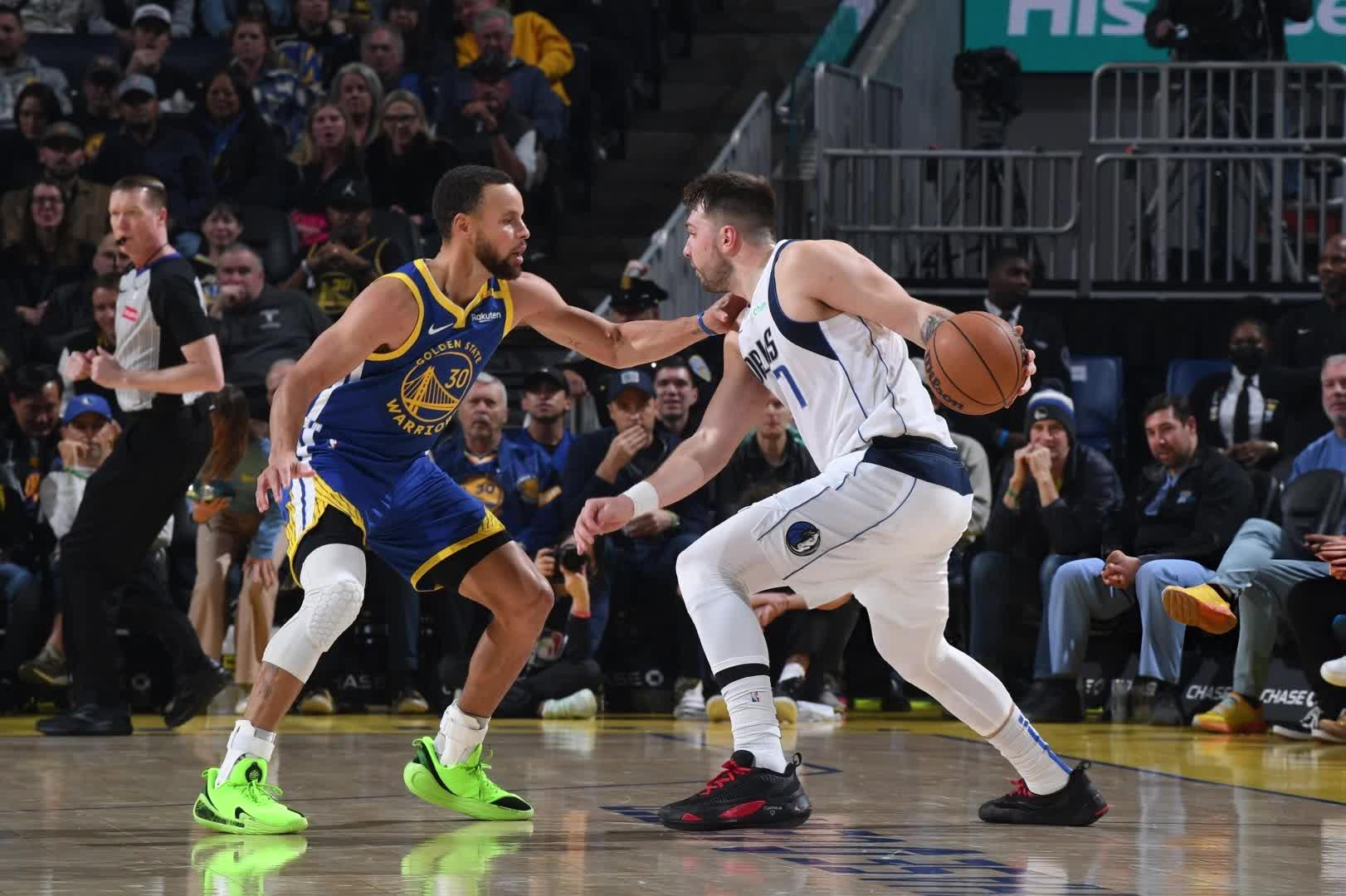 爱游戏体育-东契奇回归赛场，战术调整首场状态亮眼，巴塞罗那观众沸腾！的简单介绍